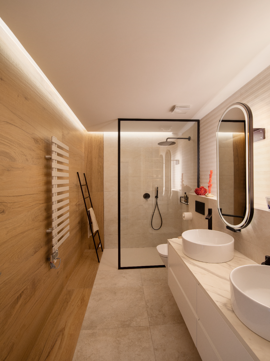 Baño cálido en madera con doble lavabo y ducha de vidrio