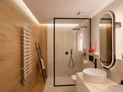 Refinado y cálido baño suite