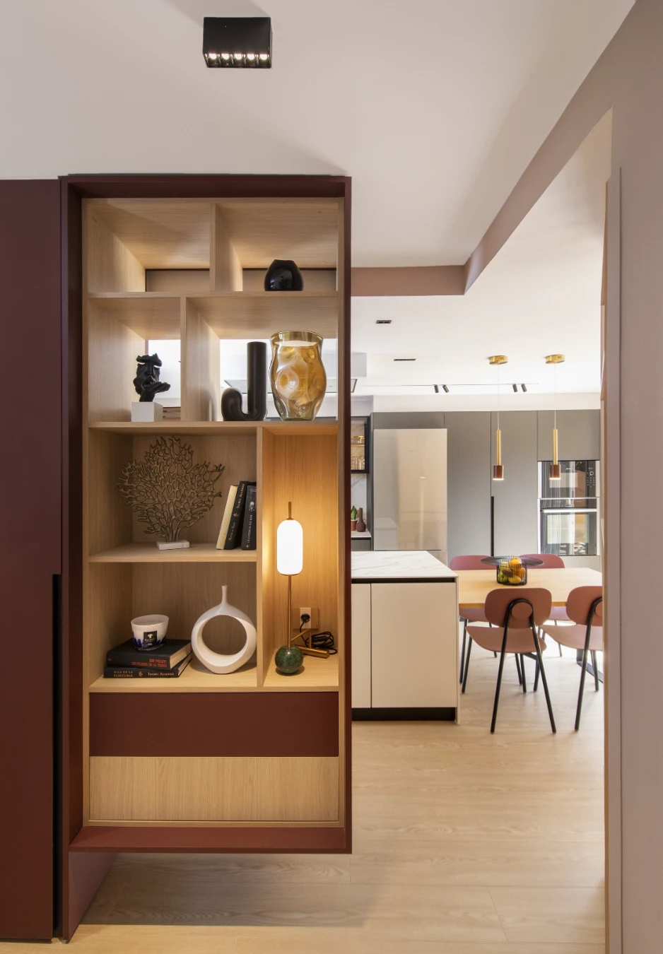 Mueble divisorio de madera entre recibidor y cocina