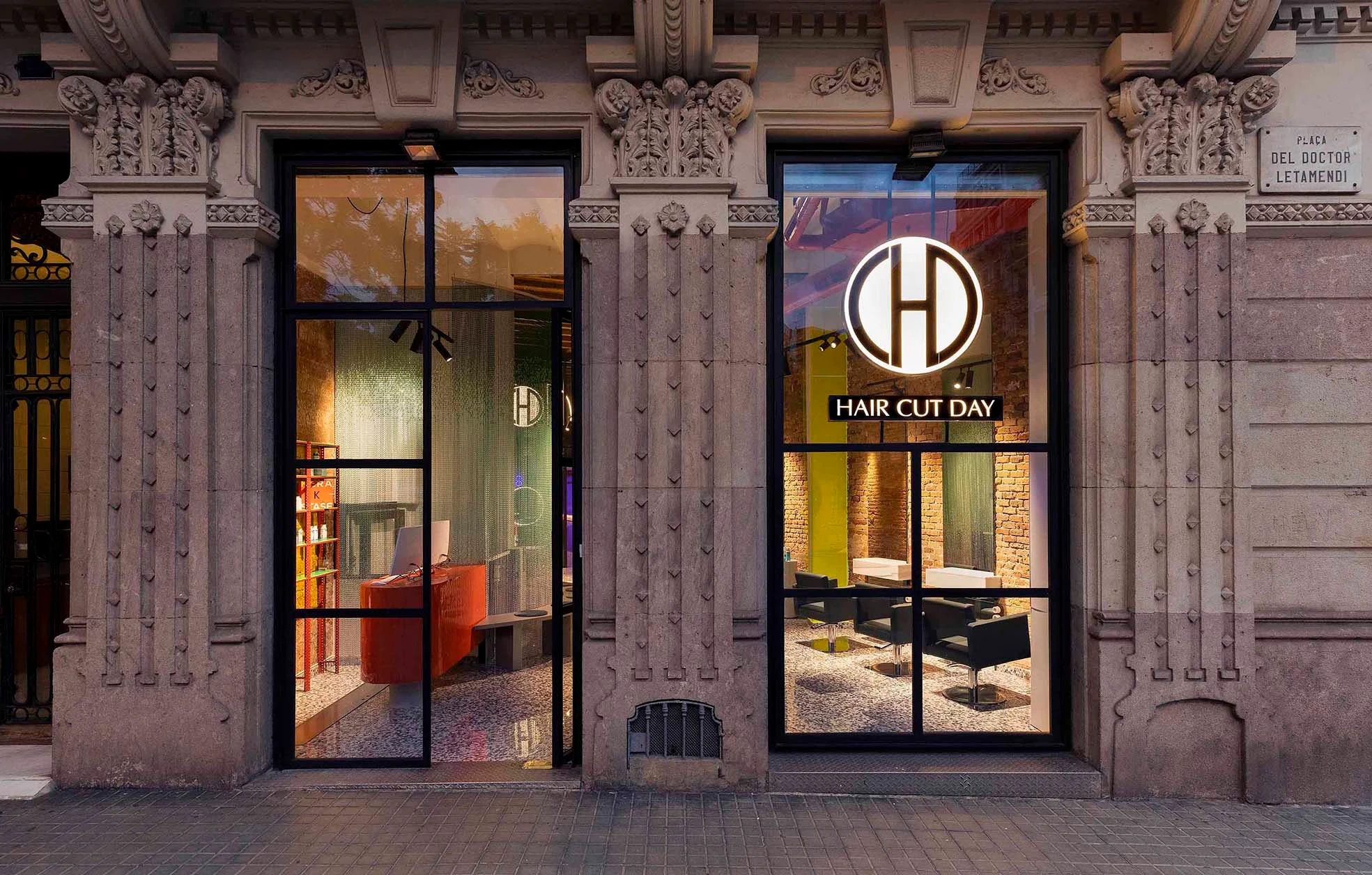 Reforma peluquería Hair Cut Day Barcelona — interiorismo comercial Eixample