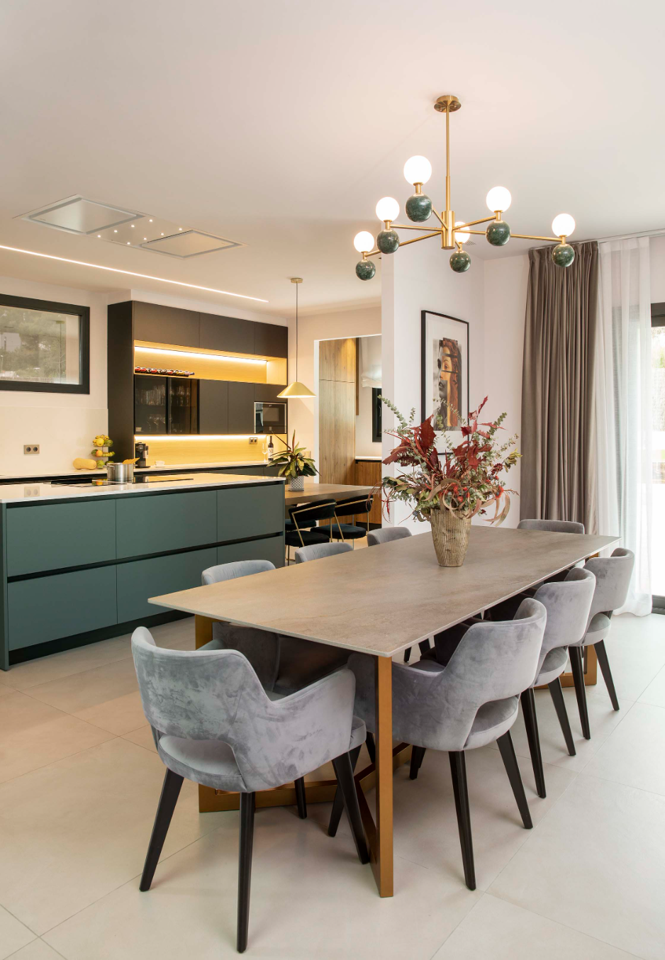 Comedor junto a la cocina con mesa de madera y lámpara de globos