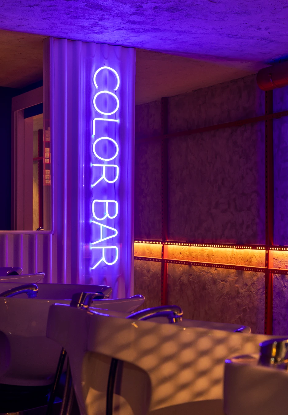 Neón Color Bar y zona de lavado en Hair Cut Day