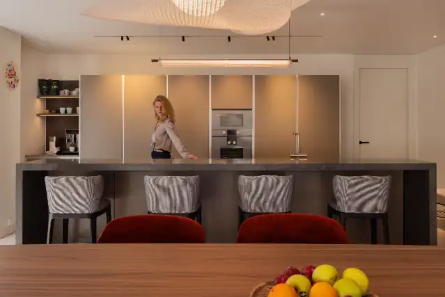 Cocina de diseño con isla central — proyecto de interiorismo Ritual Barcelona