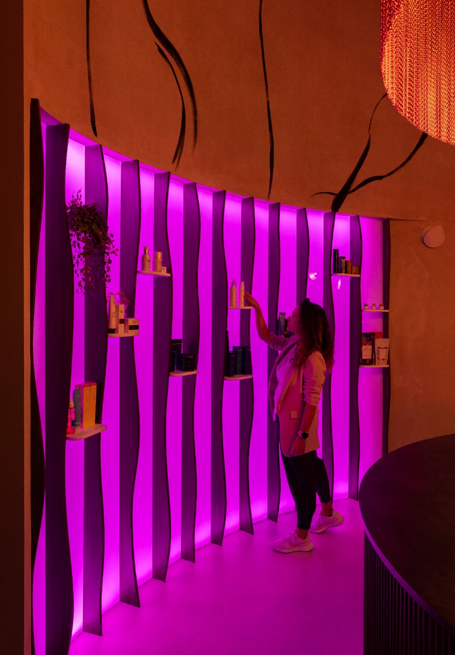 Pared orgánica iluminada en magenta en Cocoon'ink