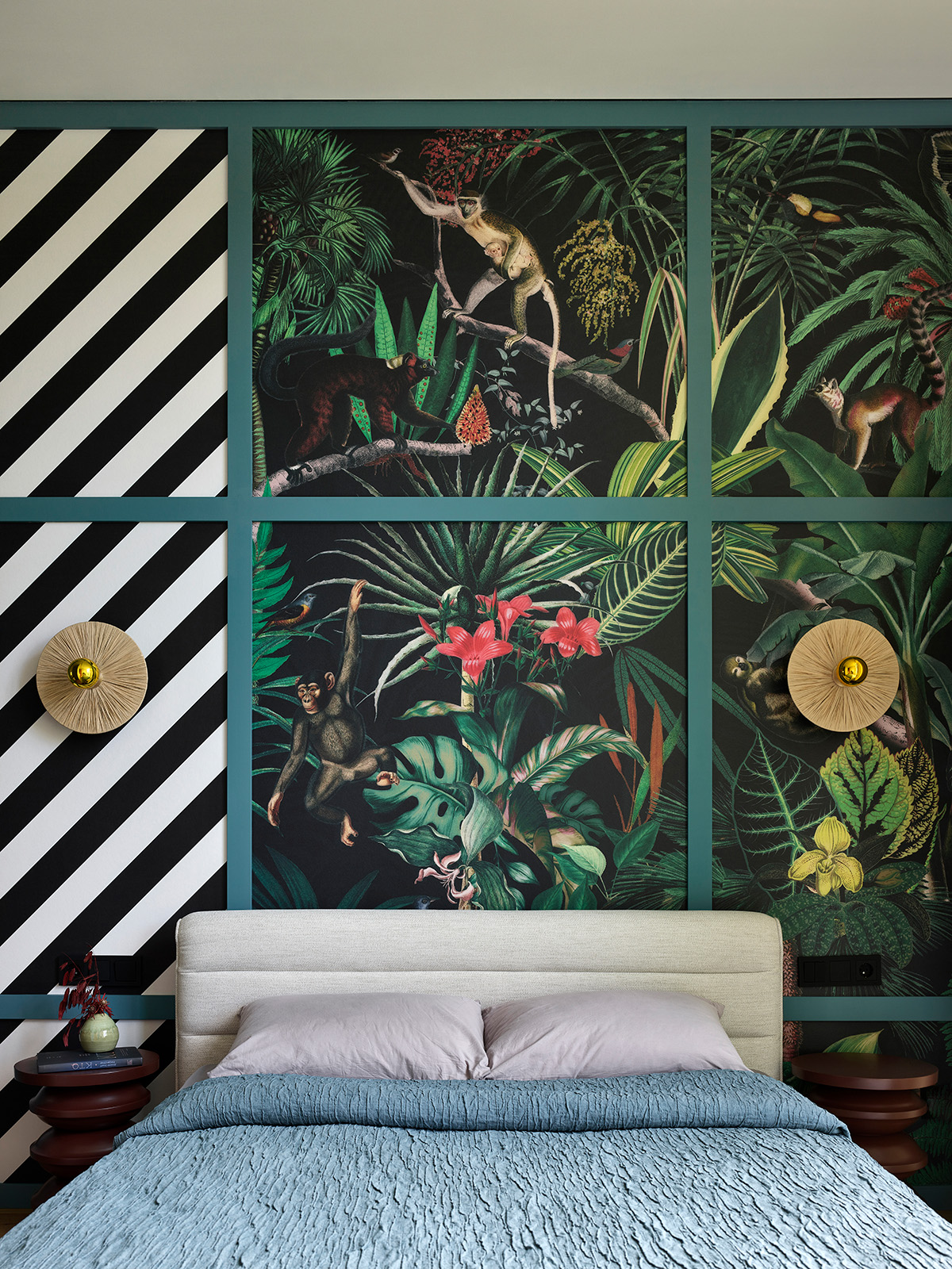 Dormitorio con papel pintado tropical