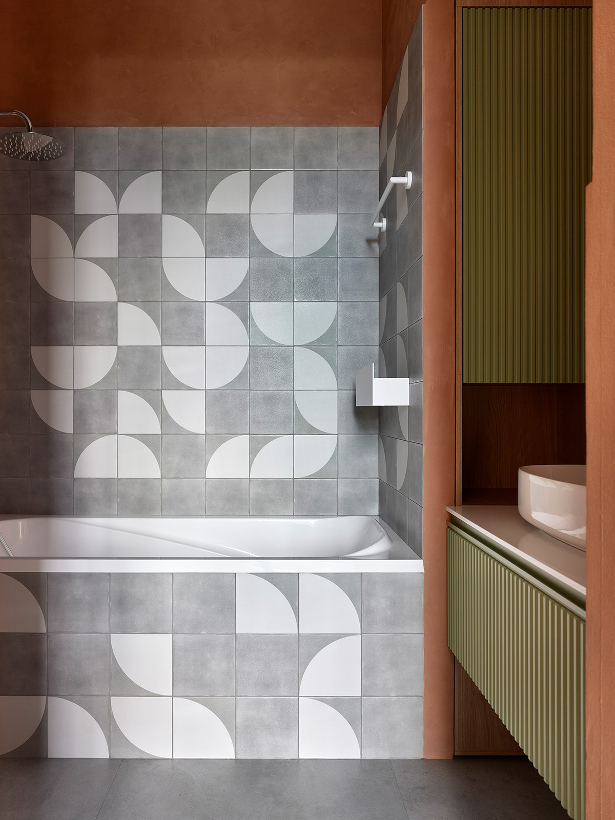 Baño con bañera y cerámica geométrica