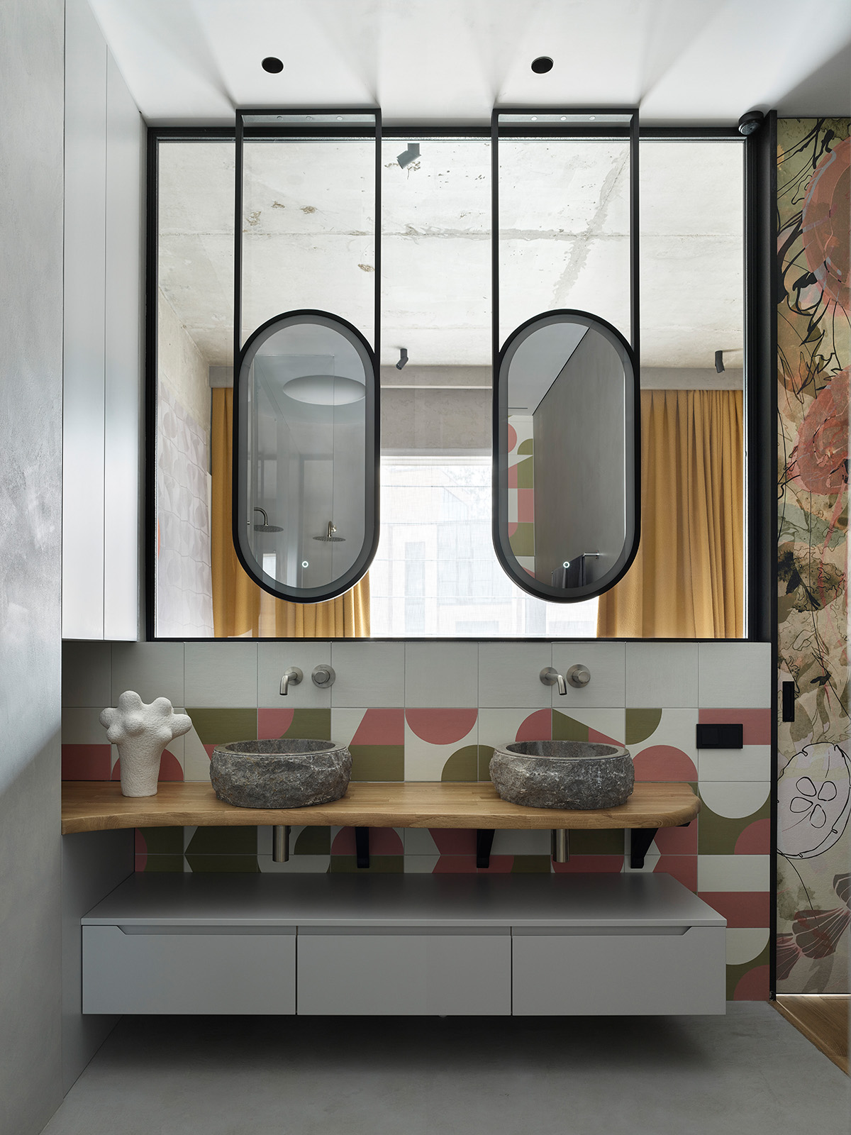 Baño con color en una vivienda de Moscú, proyecto de Ritual