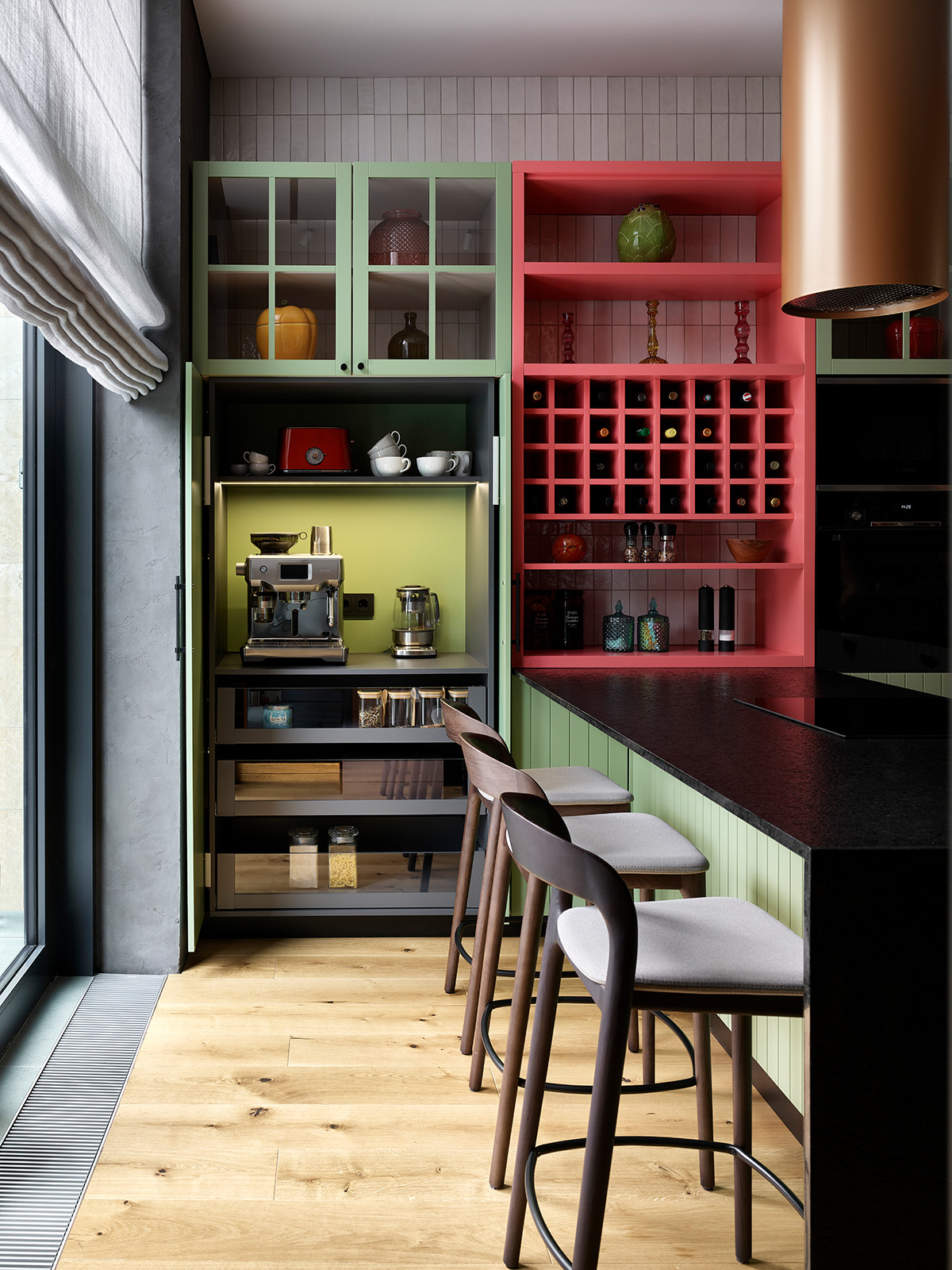 Cocina con barra y taburetes junto a la ventana
