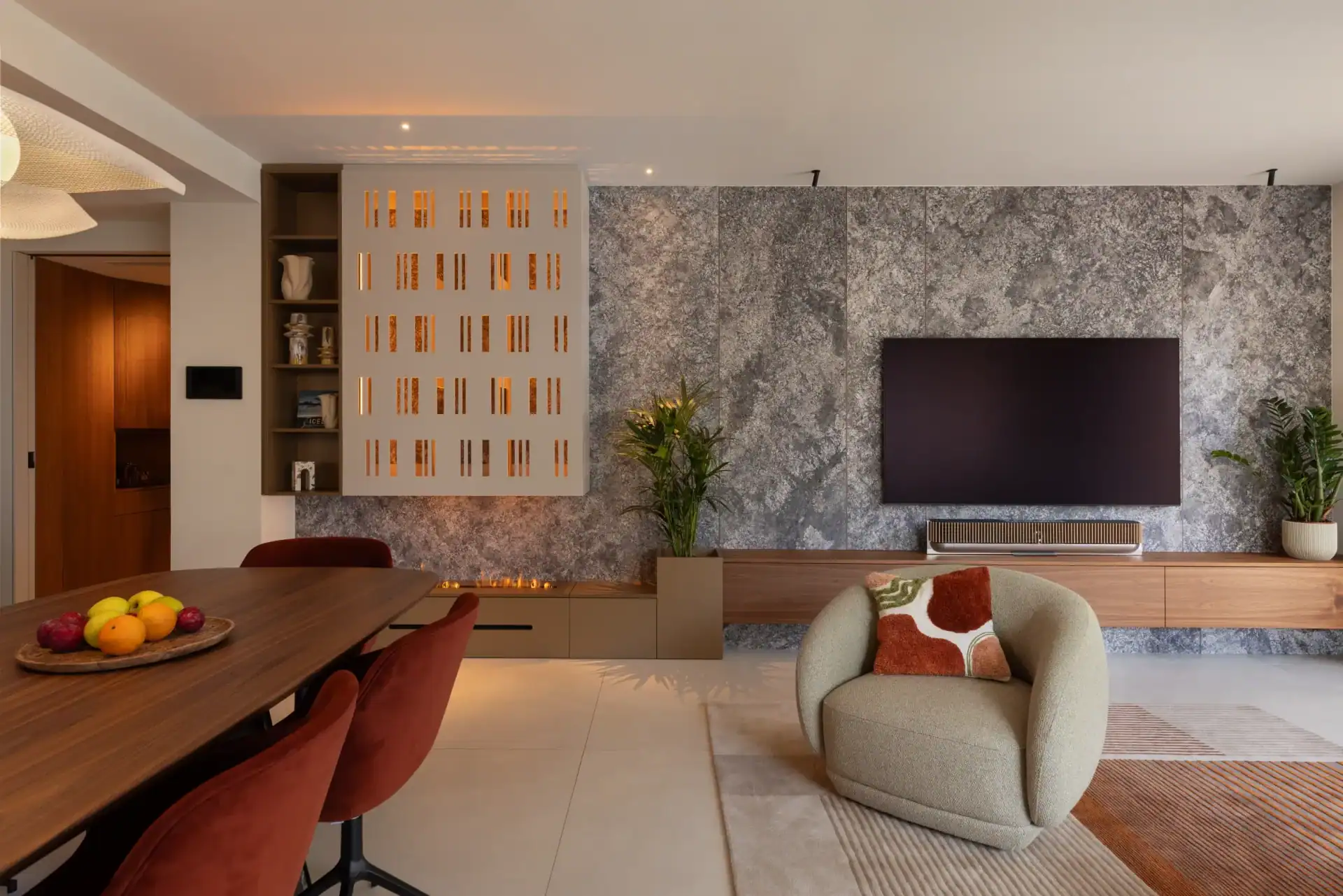 Reformar un piso de 100 metros: salón comedor abierto con chimenea y pared de piedra en una vivienda de RITUAL en Sarrià