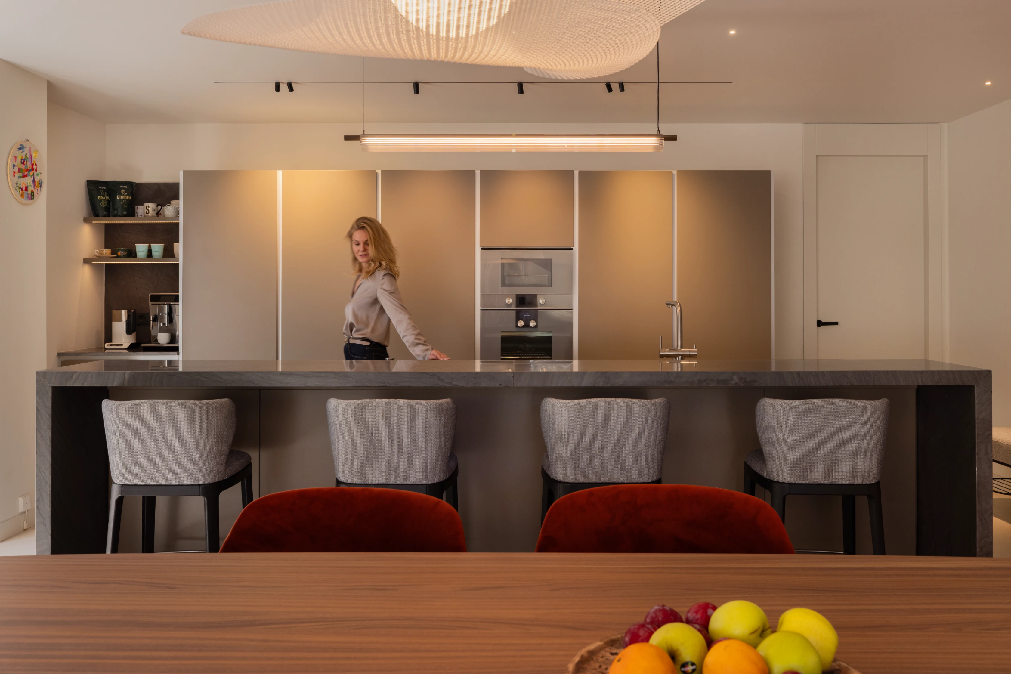 Cocina de diseño con isla central — proyecto de interiorismo Ritual Barcelona