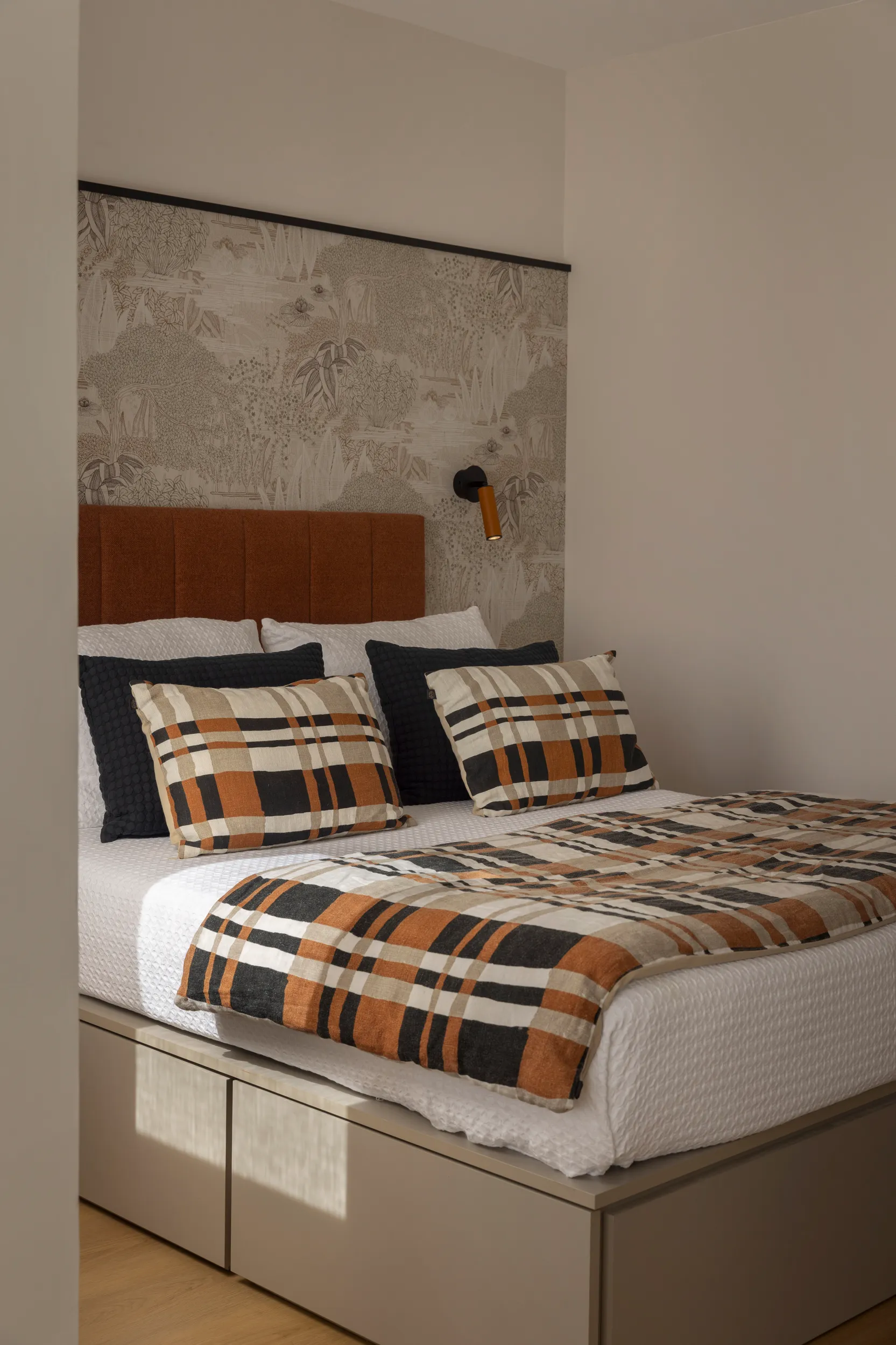 Dormitorio luminoso con almacenaje bajo la cama