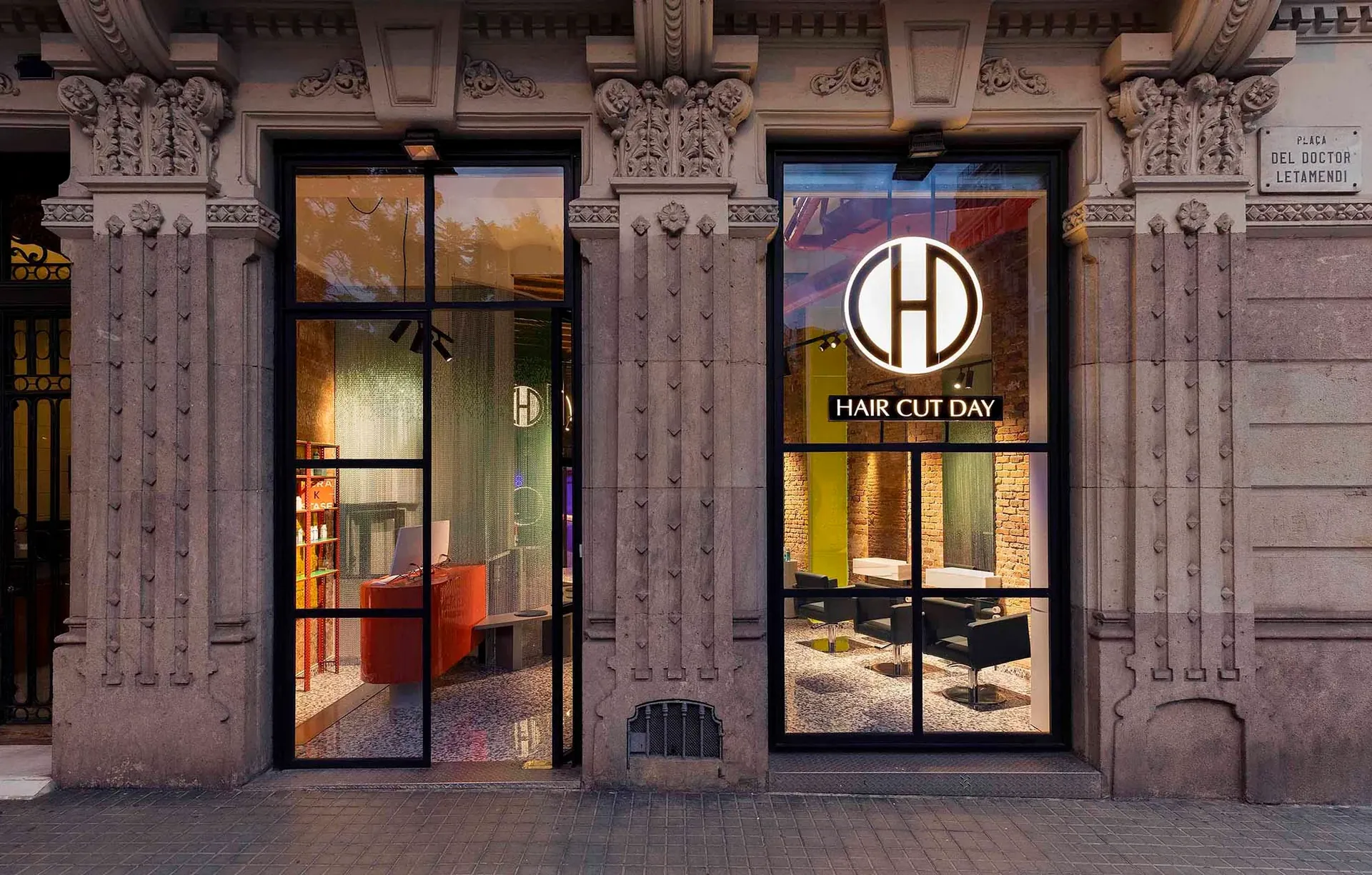 Fachada modernista de la peluquería Hair Cut Day en la plaza del Doctor Letamendi, Barcelona