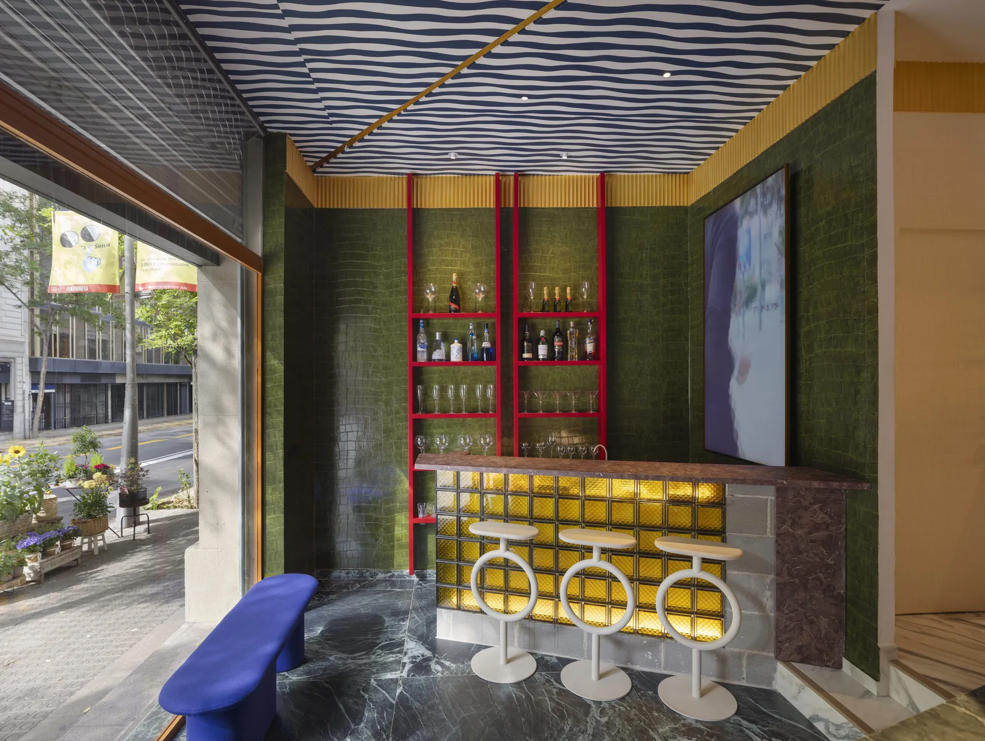Recepción y coctelería de bienvenida de la peluquería Hair Cut Day en Gràcia