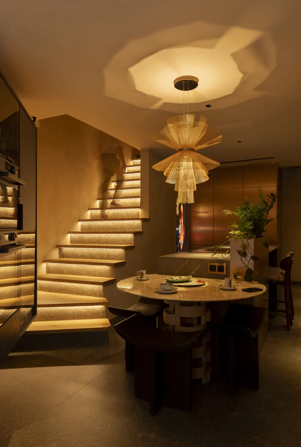 Escalera con peldaños iluminados y comedor en el showroom de Ritual, L'Hospitalet