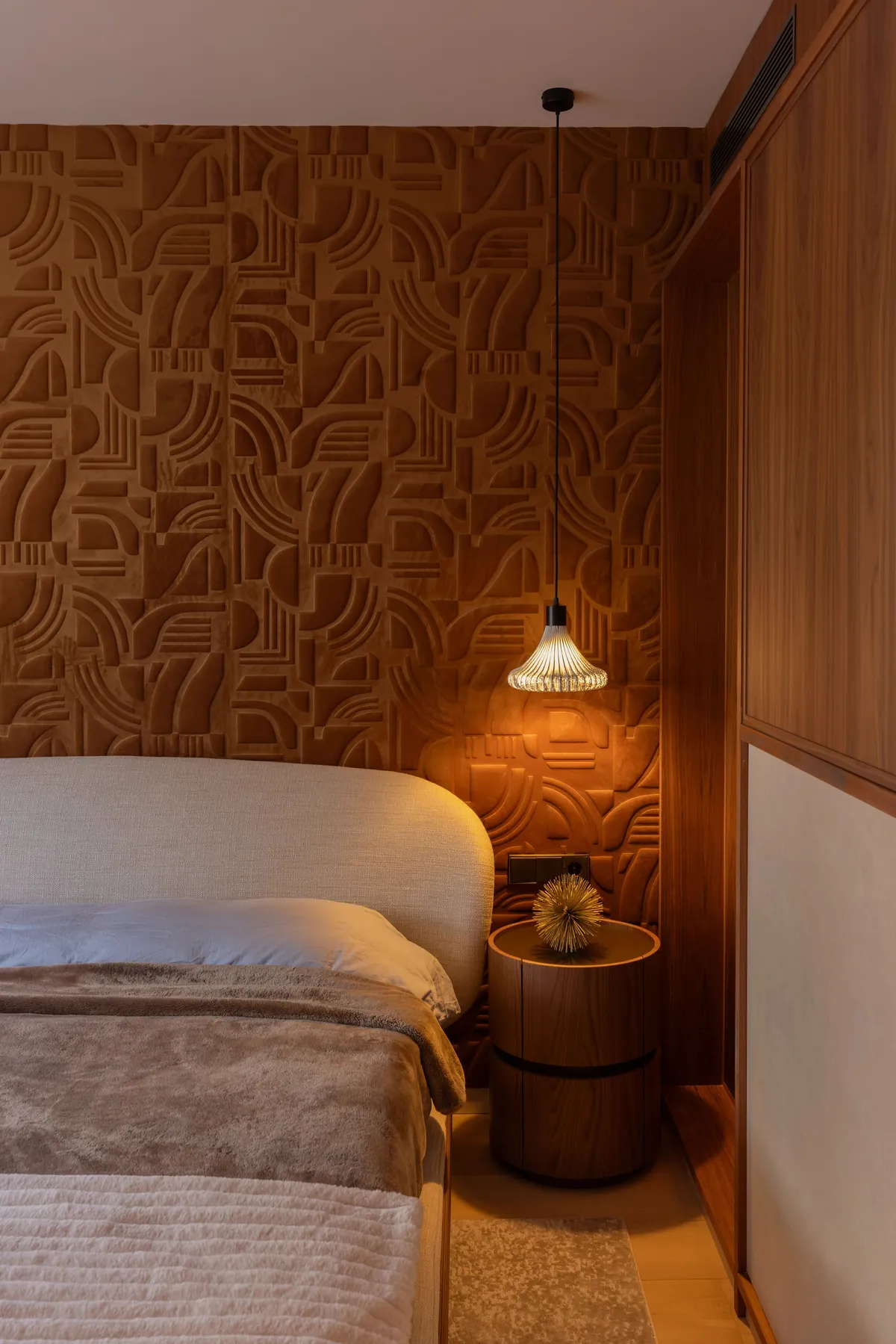 Dormitorio con pared de terciopelo en relieve, vivienda en Sarrià proyectada por Ritual