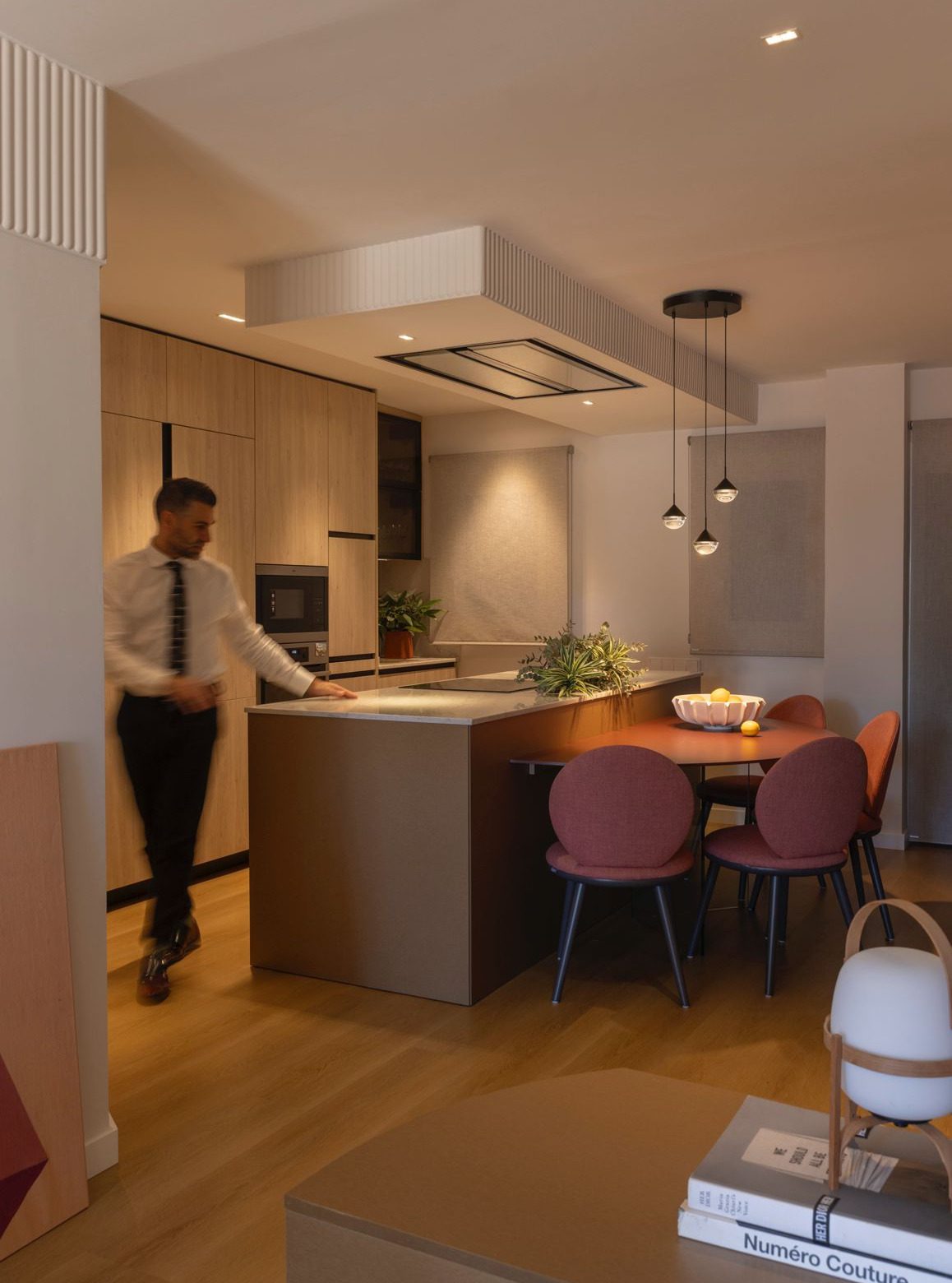 Cocina abierta con isla y comedor integrado tras la reforma integral y el proyecto de interiorismo del piso de 70 m²