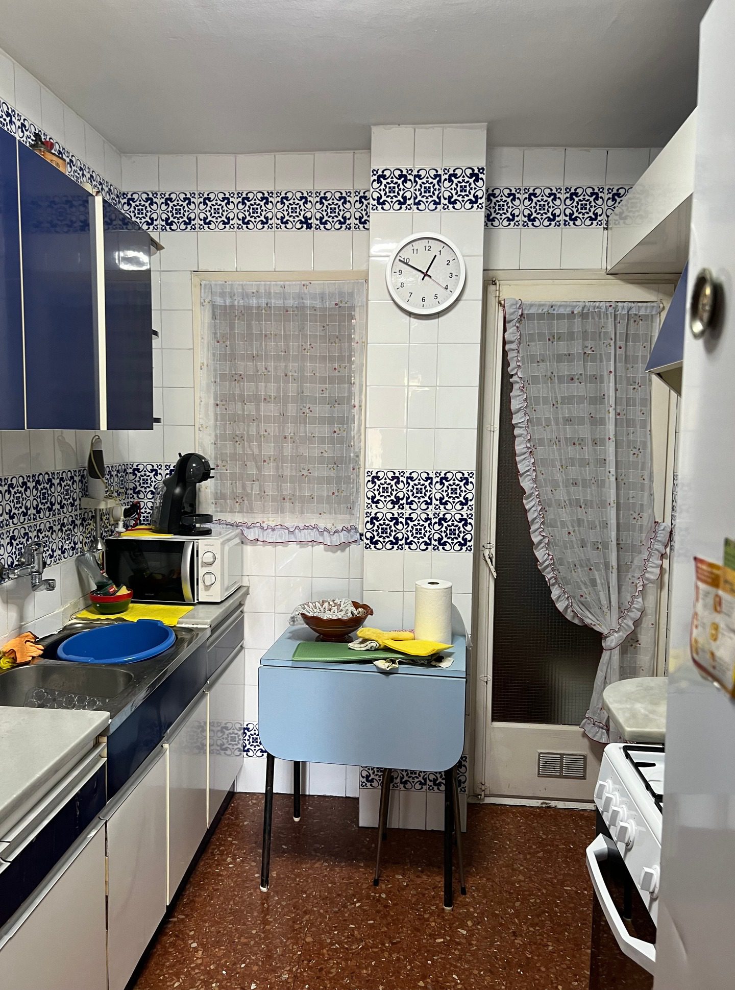 Cocina antigua antes de la reforma integral de un piso de 70 m² en Barcelona