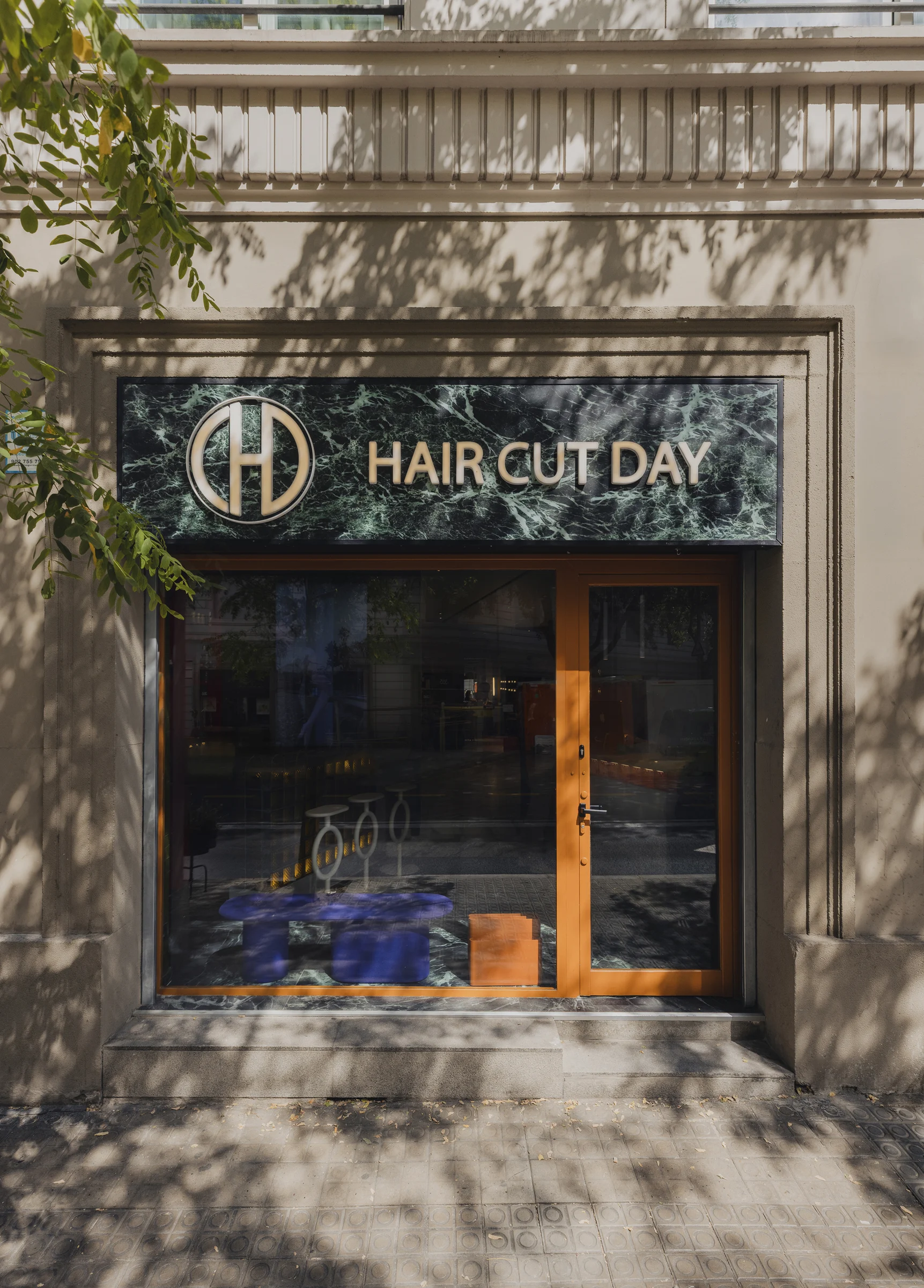 Fachada de Hair Cut Day en Travessera de Gràcia
