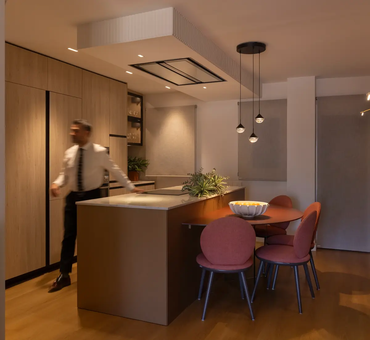 Cocina abierta al comedor tras redistribuir un piso de 70 m² en Cornellà