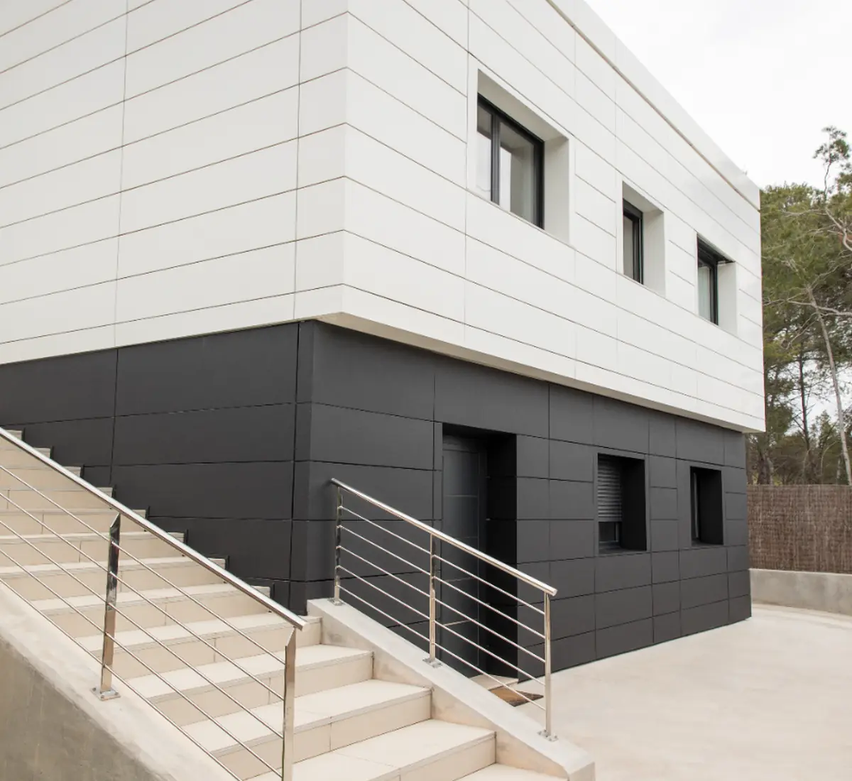 Fachada de una casa unifamiliar eficiente en Sant Quirze