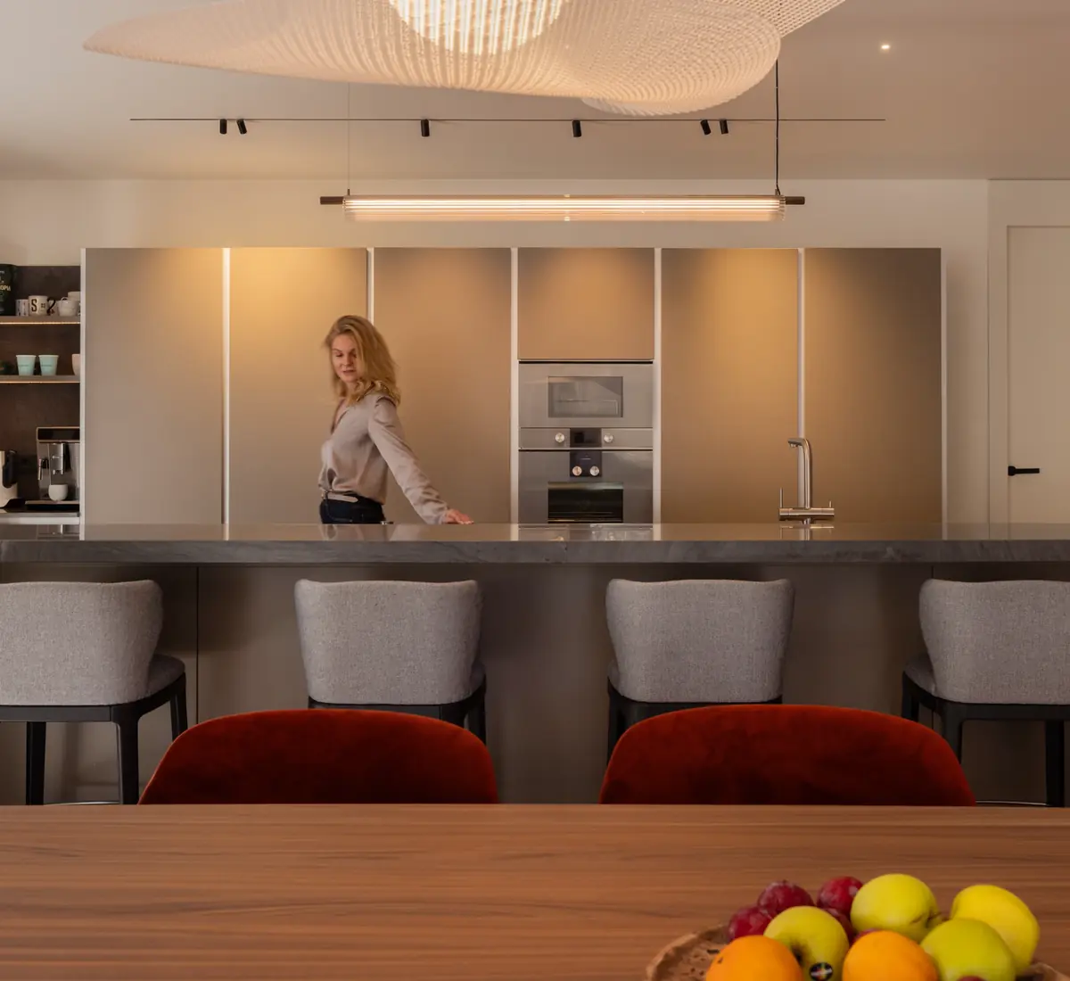 Clienta en la cocina de su vivienda reformada en Sarrià, Barcelona