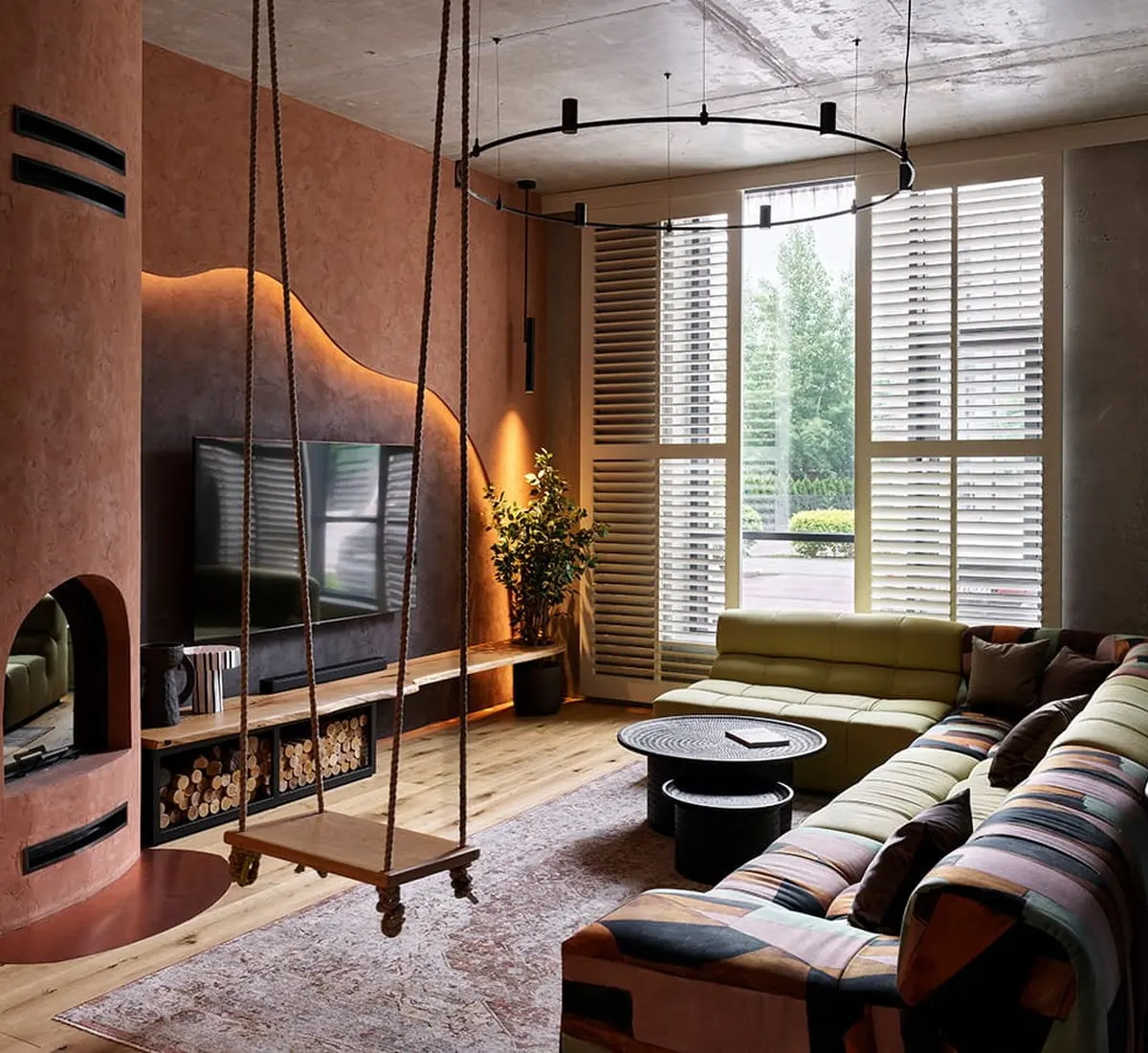 Salón en tonos terracota, verde y gris de la casa de Viktor Viden en Moscú