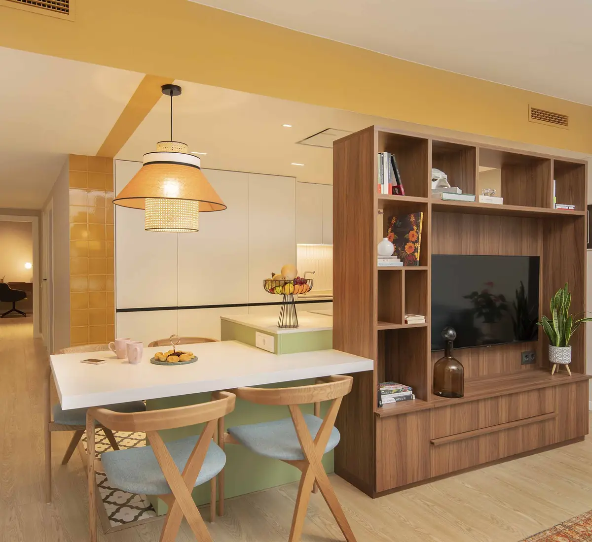 Mueble a medida de nogal y cocina del piso tetris, Barcelona
