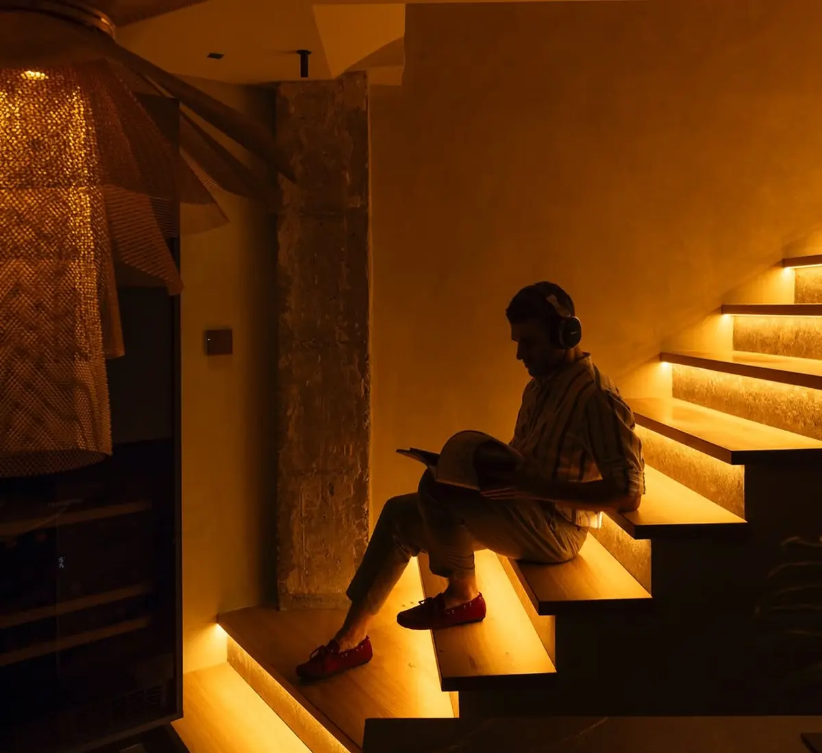 Escalera con escena de luz LED en el showroom de Ritual, L'Hospitalet