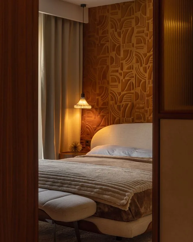 Dormitorio con cabecero a medida y pared con relieve geométrico