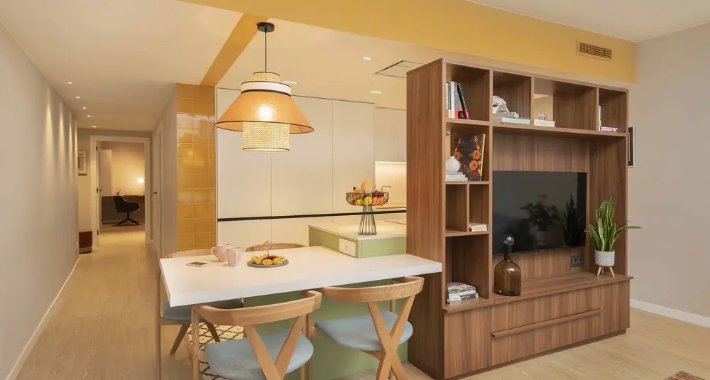 Cocina y mueble de nogal del piso tetris publicado por Micasa