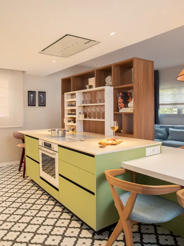 Isla de cocina verde y suelo hidráulico en el piso tetris