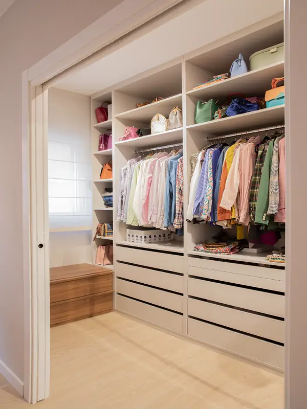 Vestidor con puertas correderas en el piso tetris, Barcelona