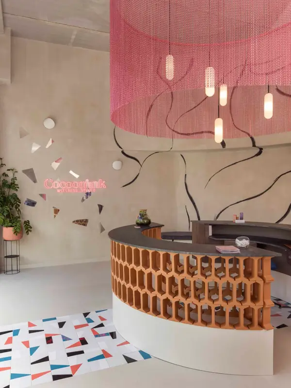 Mostrador con celosía de cerámica y paredes pintadas a mano en Cocoon'ink, Barcelona