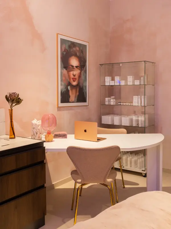 Puesto de trabajo con retrato pintado en el estudio de microblading Cocoon'ink, Barcelona