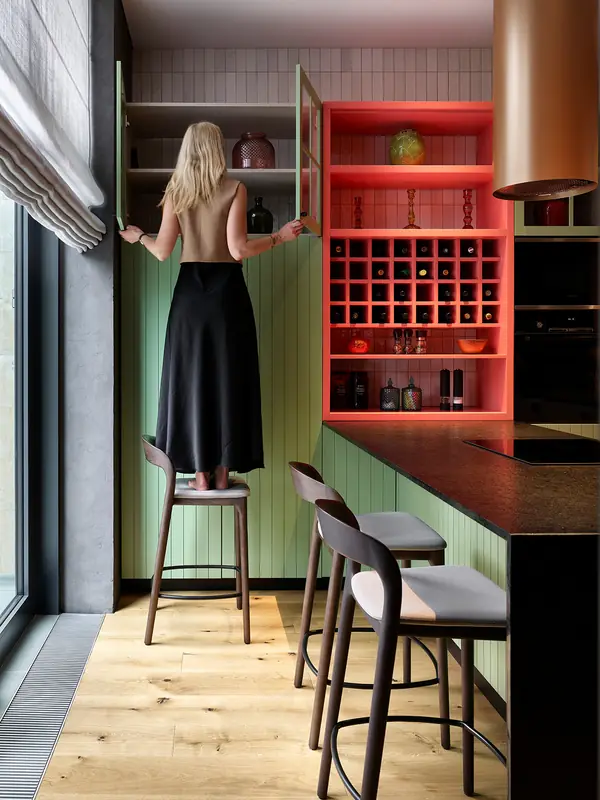 Cocina verde con botellero rojo en la casa de Viktor Viden