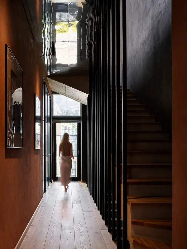 Pasillo de madera junto a la escalera en la casa de Viktor Viden, Moscú