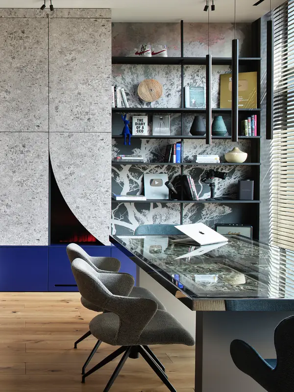 Despacho con mesa de cristal y librería en la casa de Viktor Viden