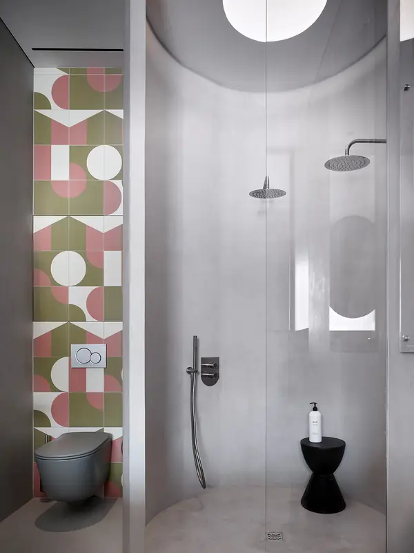Ducha con claraboya redonda y azulejo geométrico en la casa de Viktor Viden