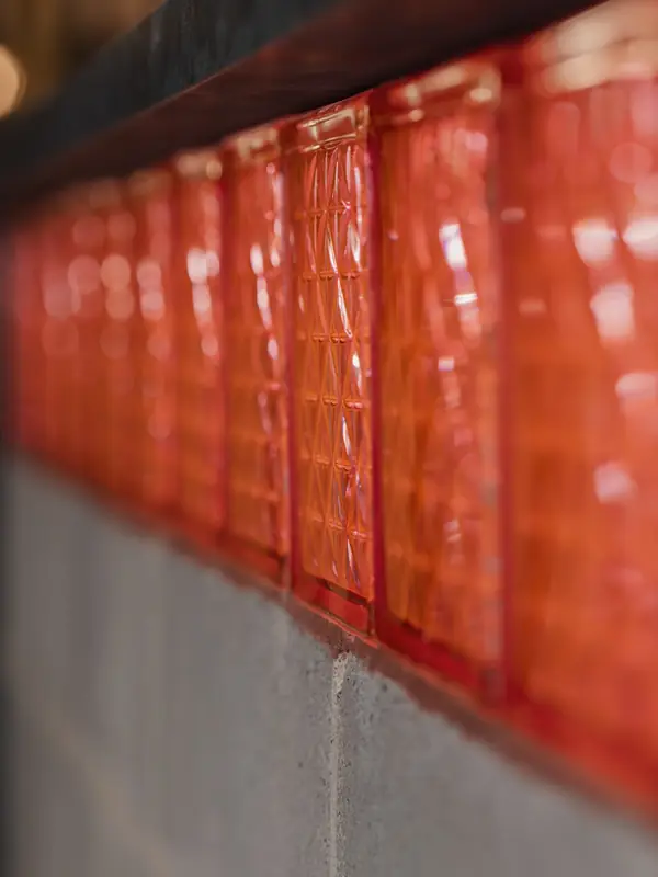 Detalle de pavés rojo retroiluminado en la peluquería Hair Cut Day Gràcia
