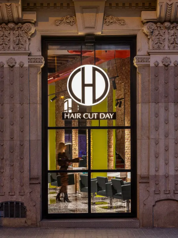 Fachada modernista de Hair Cut Day en la plaza del Doctor Letamendi, Barcelona