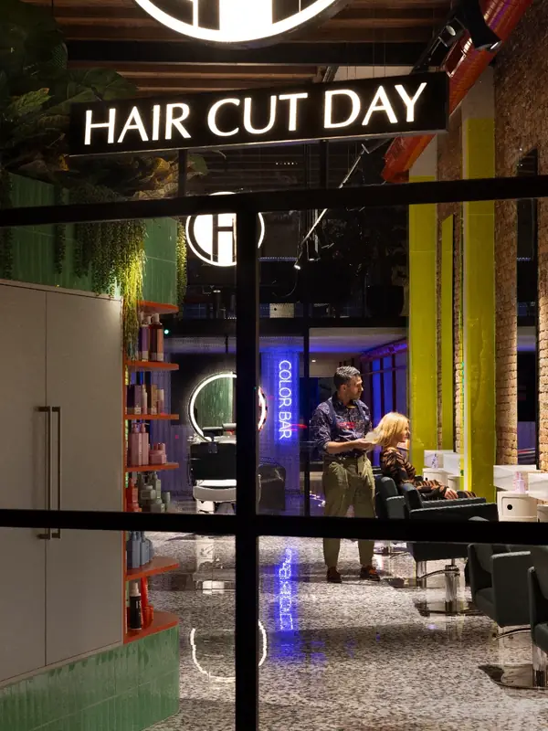Interior de Hair Cut Day Letamendi visto desde el escaparate