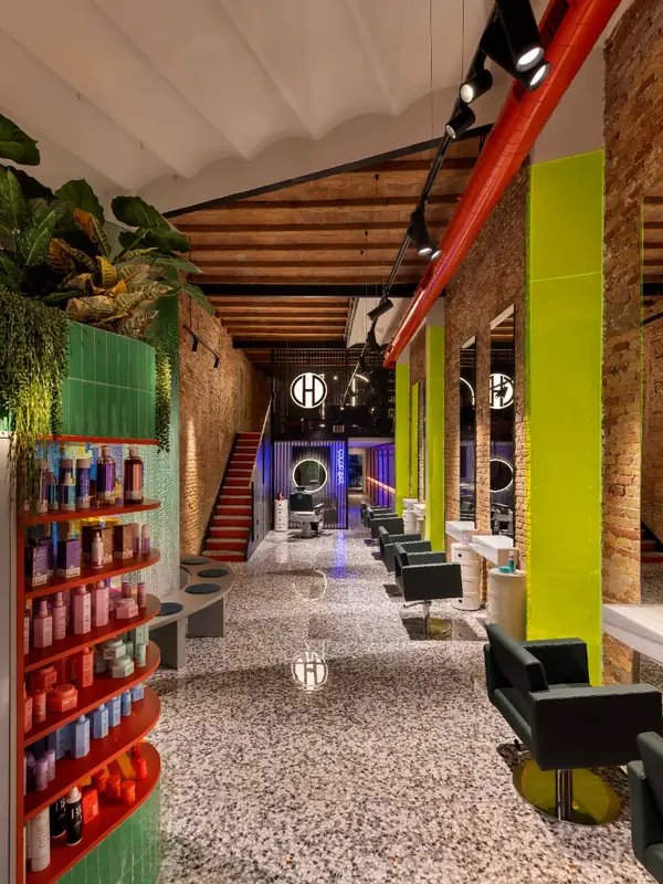 Vista general de la peluquería Hair Cut Day Letamendi con techo de vigas de madera