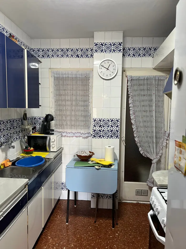 Cocina antes de la reforma: frente con la ventana y la mesa abatible