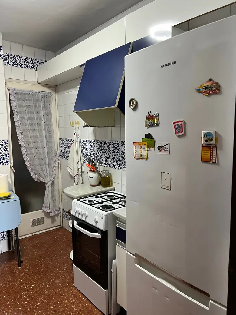 Cocina antes de la reforma: nevera y lado derecho