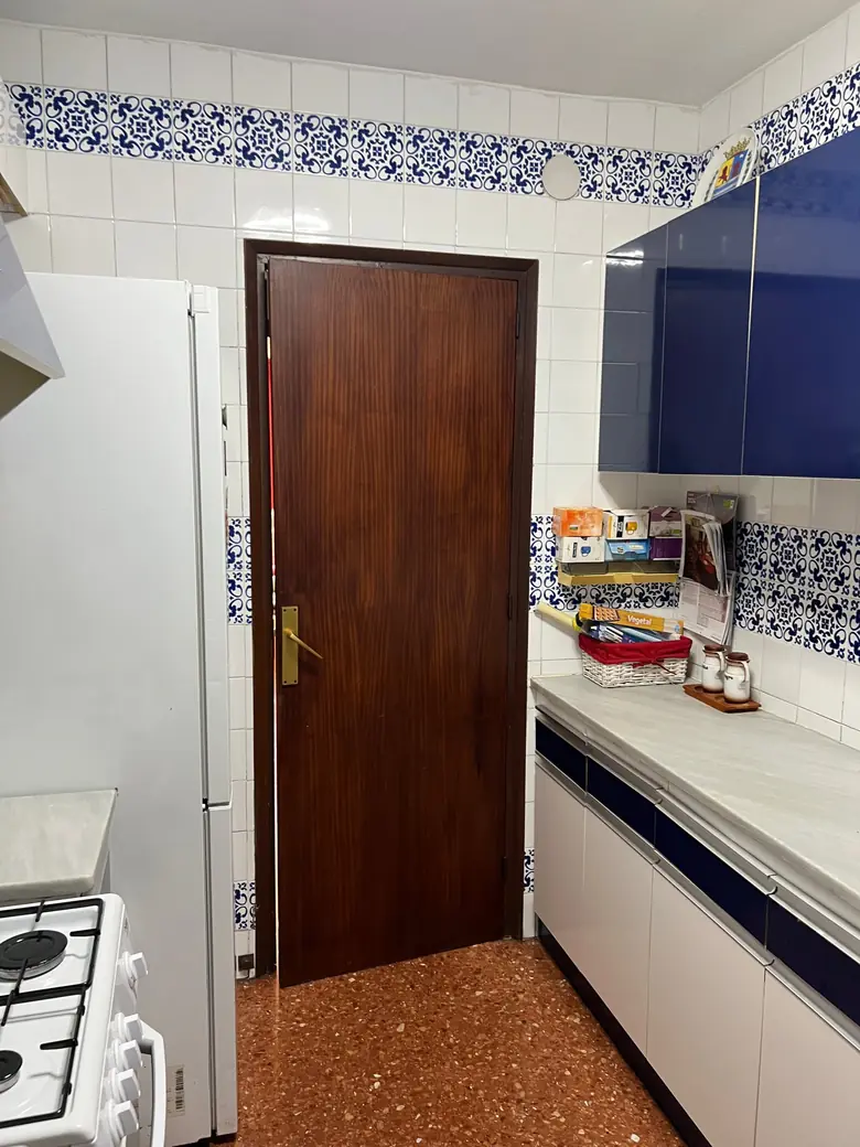 Cocina antes de la reforma: la puerta de entrada