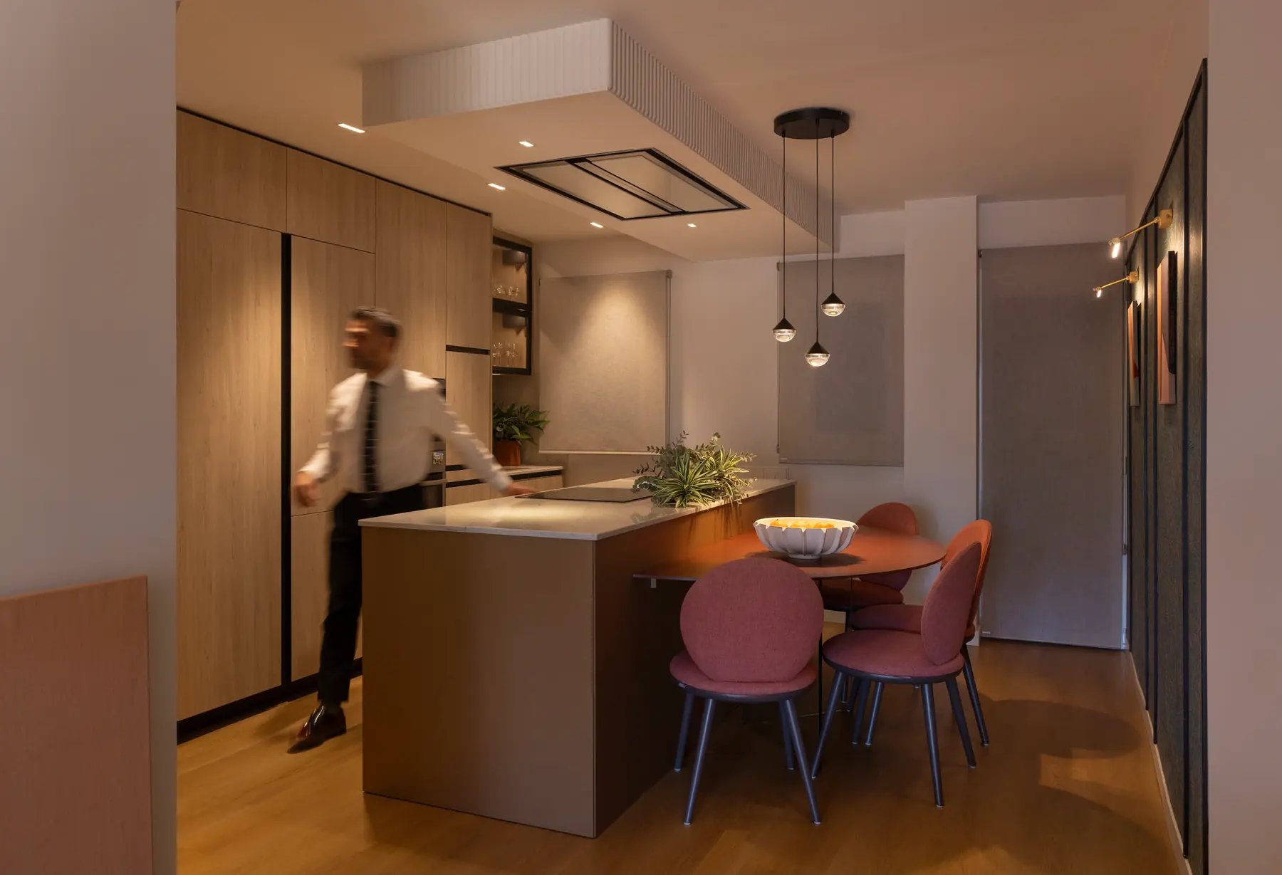 Cocina abierta con isla y comedor tras la reforma integral en Cornellà