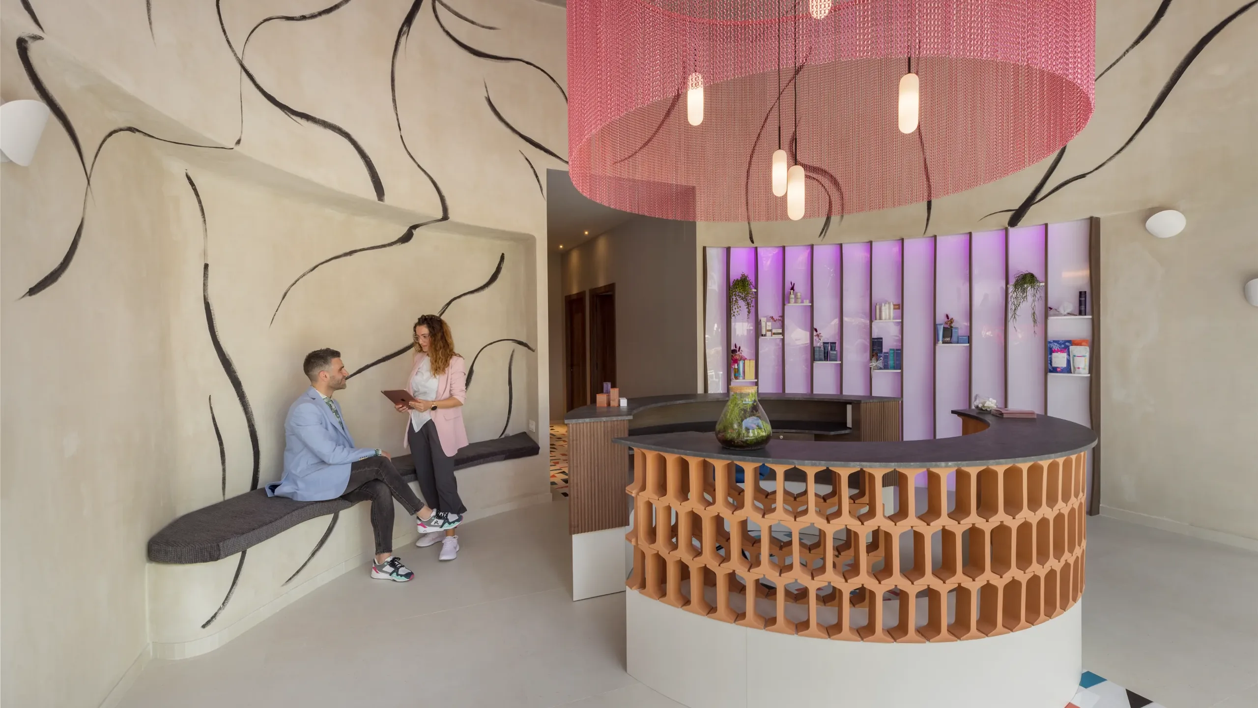 Recepción con celosía cerámica y paredes pintadas a mano en el estudio Cocoon'ink, Barcelona