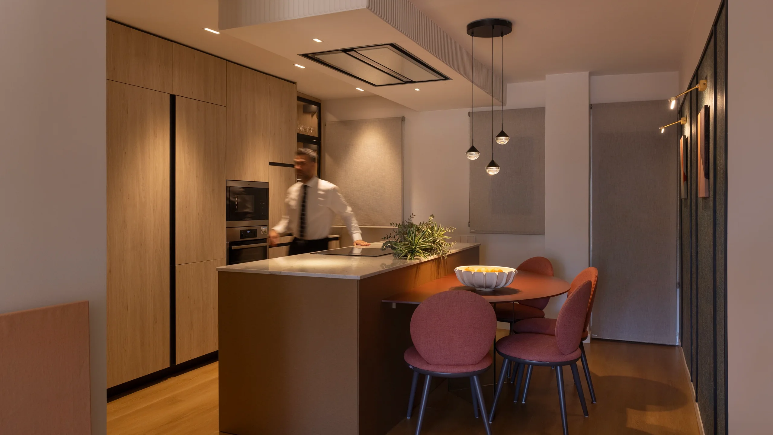 Cocina con isla y comedor en un piso de 70 m² en Cornellà