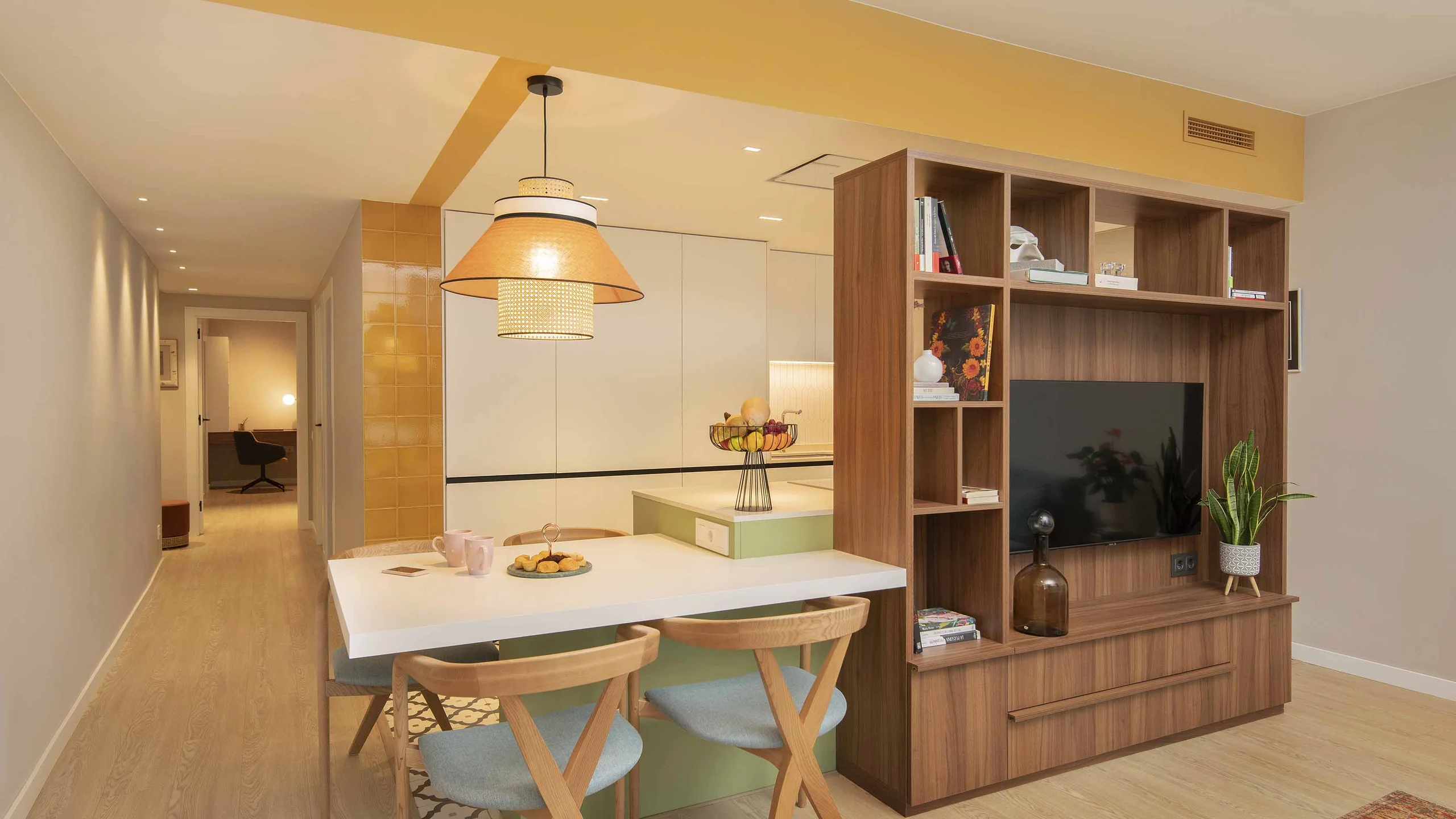 Mueble a medida de nogal que separa cocina y salón en el piso tetris, Barcelona