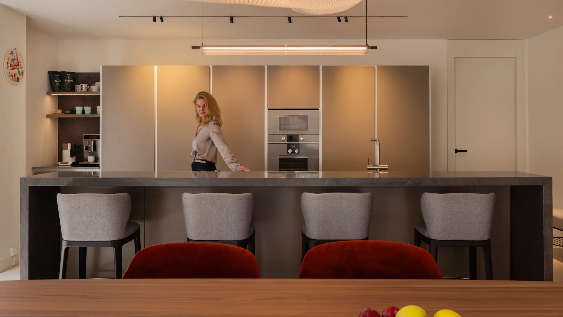 Cocina con isla de piedra en una vivienda reformada por Ritual Lifestyle en Sarrià, Barcelona